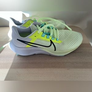 EUC Nike
Air Zoom Pegasus 38 sneakers